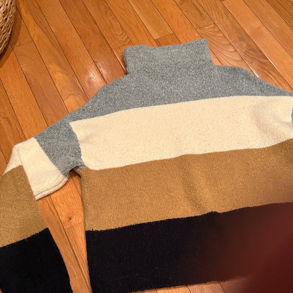 Colorblock Turtleneck Sweater - Picture 3 of 5